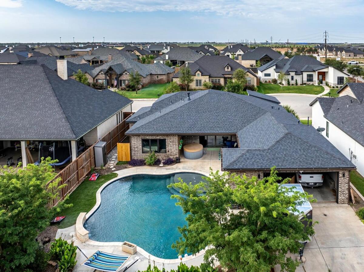 Modern Pool Home With A Hot Tub And Firepot Lubbock Exterior photo